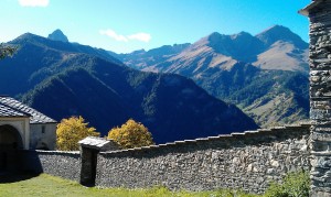 scenic view of Elva with mountains in background