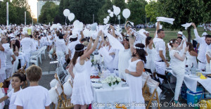 Cena in Bianco people standing up waiving white handkerchiefs